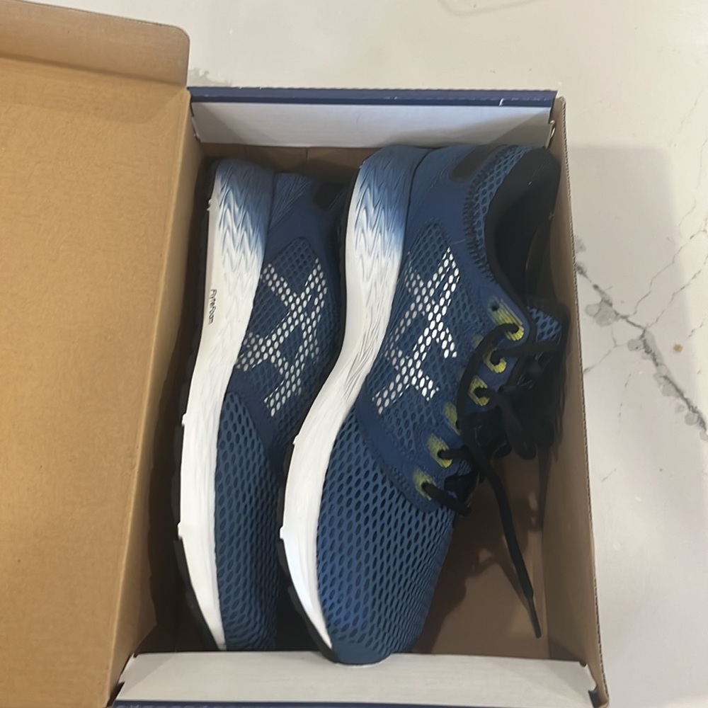 ASICS Men’s Roadhawk FF2 size 10.5 new in box